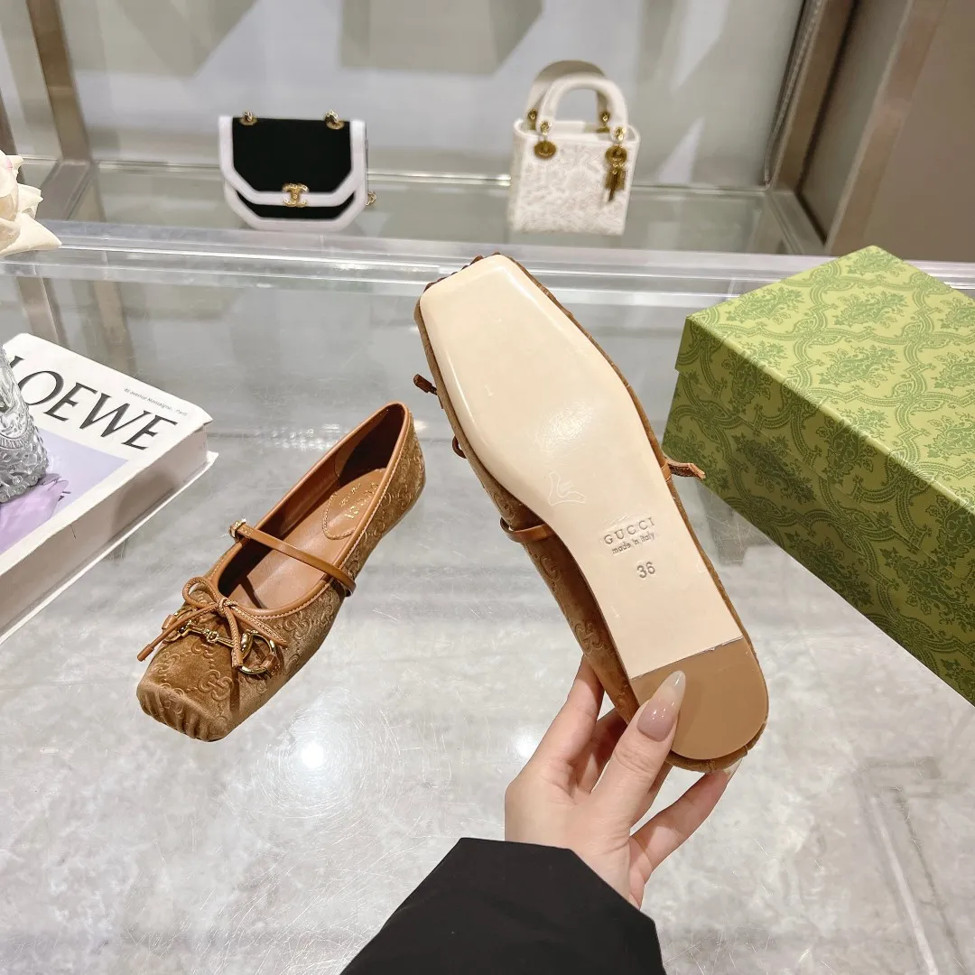 👟👟Ex-factory price 560👟👟 Gucci Horsebit series women's ballet flats. This iconic horsebit ballet flats features a square toe design and elegant bow details, paying tribute to the traditional ballet shoe style. This piece is crafted from Gucci ankh leather and embellished with a light gold-tone horsebit buckle. A 'sacchetto' construction with a soft, padded insole provides a great fit. ✅Size: 35-42 (customized for 40-42) ✅Sole material: Imported Italian genuine leather sole ✅Packaging: Brand new red box packaging